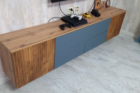 ТВ-зона с корпусной тумбой